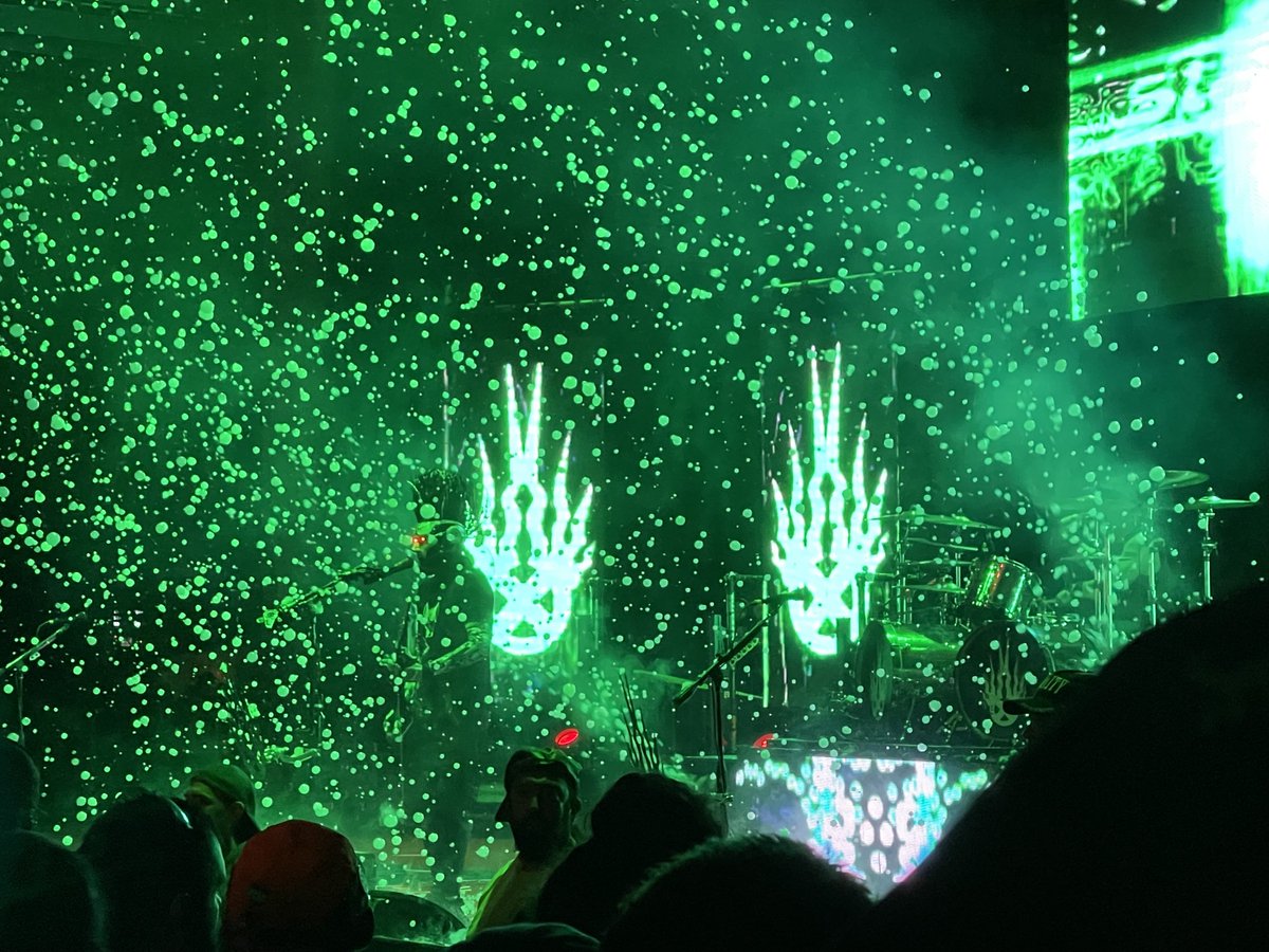 HootieMcOwlface's tweet photo. #StaicX was SO good. Last night, 20 yr fandom come to fruition. ⚡️
🫧 ☁️ Have any of you motherFUCKERS seen fog-bubble machines?!? Every bubble pops into a lil cloud puff.😍
#GotJ24 https://t.co/QKwbAl8Img