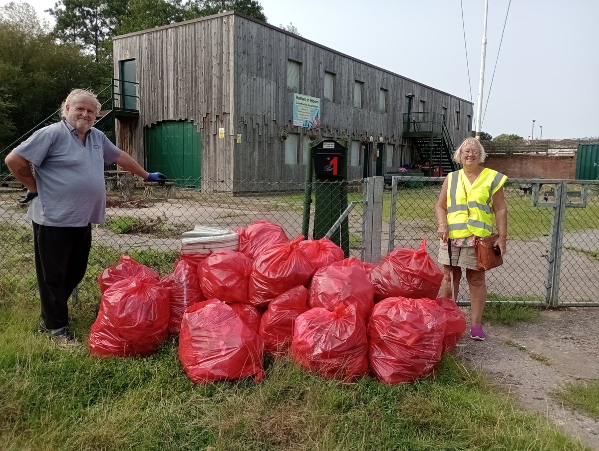 Julie27Rose's tweet photo. We had four extra volunteers today, in total we cleared 23 bags.
Two fly tipping reports logged.
Thanks to @NewportCityH for bag collection and @NewportCouncil for fly tip reports.
Newport Canal Clean-up and Litter Picking Group - #keepingthecommunityclean πππ https://t.co/Xj7PBQZgkp
