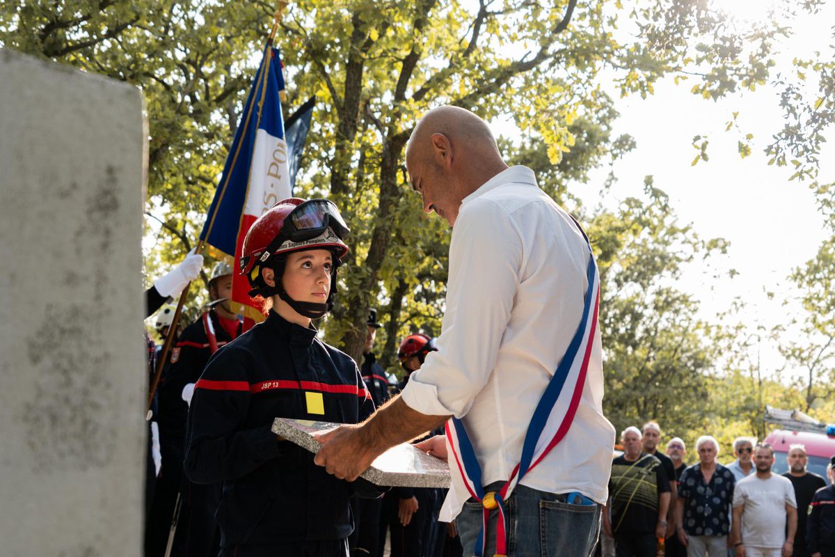 Pompiers_13's tweet photo. [#Hommage]

Les #Pompiers13 se souviennent. 🖤

Ce jour, un hommage solennel a été rendu à Cosma Dritzas, sapeur-pompier du CIS Martigues, ainsi qu'à Maggid Chabbi et Gérard Di Martino, tous les 2 sapeurs-pompiers du CIS #Trets.

À jamais dans nos cœurs 🕊️ https://t.co/jca16kRIfM