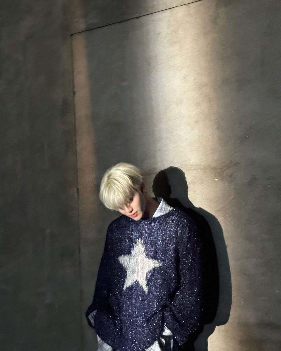 Snapped this shot in the soft, warm glow of the light, and everything just clicked—literally. The navy sweatshirt, the way the light dances across the frame, and my hair falling just right.