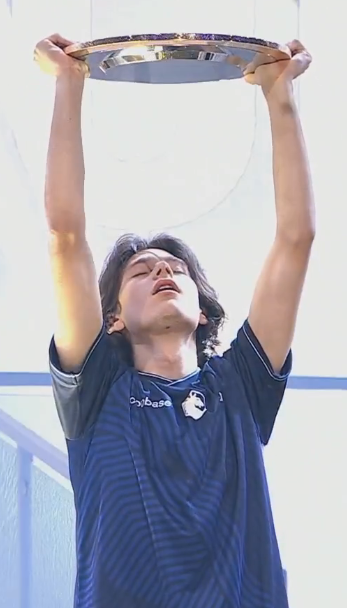 ValouClutch's tweet photo. IL L'A FAIT @Clem_sc2 A 5-0 SERRAL IL EST LE GOAT, LE WONDER KID A ENCORE FRAPPÉ, IL EST CHAMPION DU MONDE... JE PLEUUUUUUUURE #CBSC2 https://t.co/s1b2ZjWonD