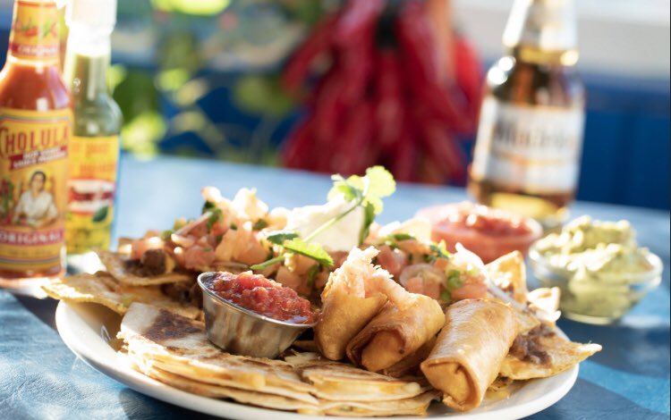 GinasMexican's tweet photo. $7 Caesars every #CaesarSunday, amigos! 😛 

Perfect with our combination appy. 🥇 

Open 11:30am til 8ish for dine in, take-out or delivery: https://t.co/xqYA7Gn0TV 

#margarita #ilovemargaritas #margaritasandtacos 
#Nanaimo  #ginasmexicancafe #sundaycaesars https://t.co/pu8fDgutAC