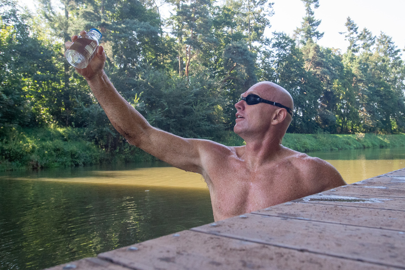 "Plavající profesor" zdolává Labe, chce zvýšit povědomí o ochraně vod 1url.cz/P1qaz

Profesor chemie Andreas Fath z německé univerzity Hochschule Furtwangen (HFU) dnes ve Smiřicích na Královéhradecku na 88. kilometru toku Labe zahájil projekt nazvaný Pure Elbe.