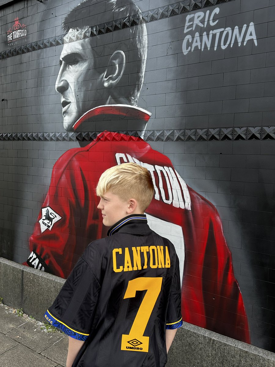 Benjiballer5's tweet photo. I am not a man. I am Cantona 👑🔴⚫️⚪️ 
#cantona  #ericcantona #cantonamural #manchester #MUFC #manutd #classicfootballshirts #manchesterunited #cantonaquote #kingeric #retroshirt https://t.co/pBs1E5wW6b