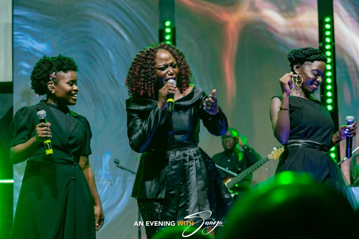 SanyuSings's tweet photo. #SanyuConcert #EveningWithSanyu #beautifulmoments 
🥰🥰🥰🥰🥰🥰
With @Sandra_Suubi @BabiryeFlorenc9 https://t.co/yWe7NImfJ1