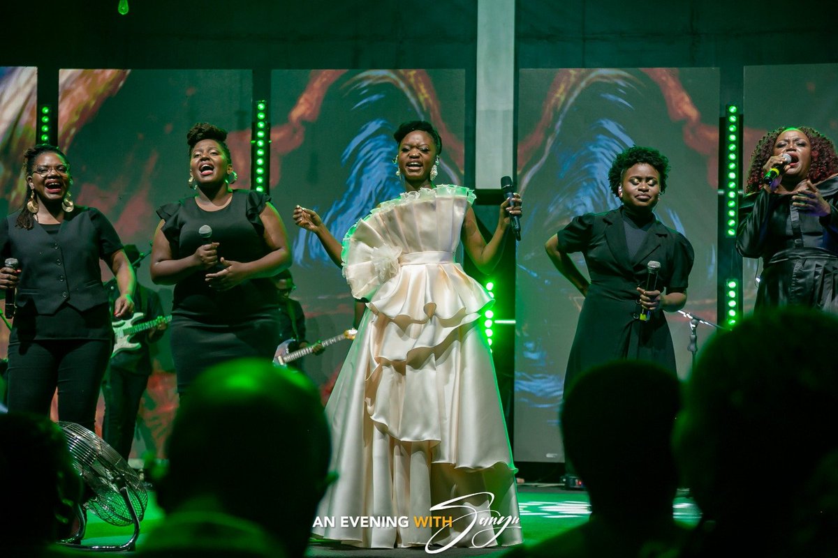 SanyuSings's tweet photo. #SanyuConcert #EveningWithSanyu #beautifulmoments 
🥰🥰🥰🥰🥰🥰
With @Sandra_Suubi @BabiryeFlorenc9 https://t.co/yWe7NImfJ1