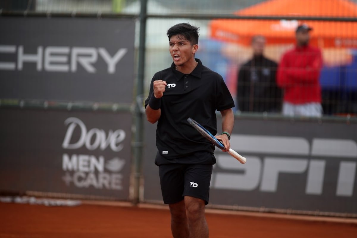Septimo_Game's tweet photo. SOTO CAMPEÓN EN AREQUIPA 🏆🏆🏆

Jugando una gran final, Matías Soto derrotó por 6-0 7-6 al argentino Guido Justo y se consagró CAMPEÓN del M25 Arequipa 🔥

Este es el tercer título profesional para el copiapino, quien a partir del lunes 26 será 335 del mundo (el mejor ranking de su carrera) 🥹

El chileno disputará nuevamente el torneo M25 en Perú la próxima semana, donde partirá como el tercer cabeza de serie 🎾

📸 Hernán Contreras