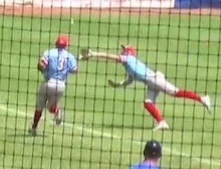 florence_yalls's tweet image. MAKE A PLAY ED JOHNSON❗️

Johnson goes FULL EXTENSION from Short to end the inning!