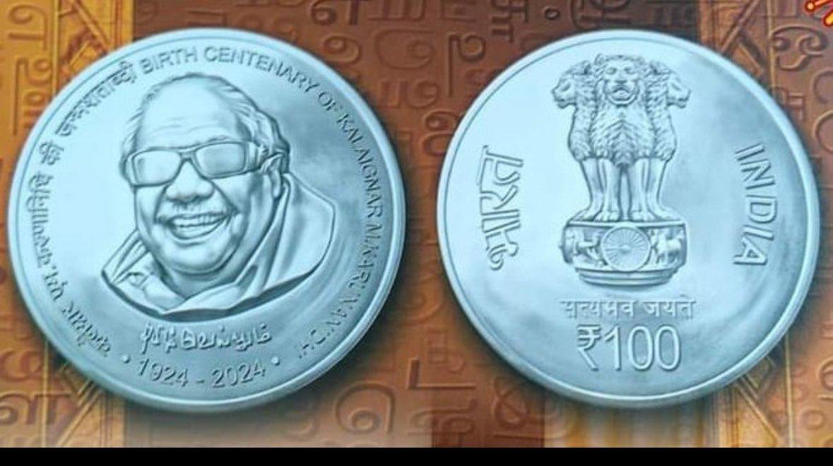 KanimozhiDMK's tweet photo. சுயமரியாதை - மாநில உரிமை - பகுத்தறிவு வழிநின்று, நவீன தமிழ்நாட்���ிற்கு முன்னத்தி ஏராய் வழிகாட்டி, ஒடுக்கப்பட்ட மக்களுக்கான விடியலாய், திராவிடத்தின் கொள்கை பெருவிளக்காய், சமூகநீதிக் காவலராய், இந்திய வரலாற்றைத் தெற்கிலிருந்து எழுத வைத்த செஞ்சூரியனாய் மங்காமல் ஒளிவீசிக் கொண்டிருக்கும் தலைவர் கலைஞர் அவர்களின் நூற்றாண்டு நினைவு - ₹100 நாணயம், முதல்வர் திரு. @mkstalin அவர்கள் தலைமையில், ஒன்றிய அமைச்சர் திரு. @rajnathsingh அவர்கள் வெளியிட்ட நிகழ்வில் இன்று பங���கேற்ற போது.

#KalaignarForever