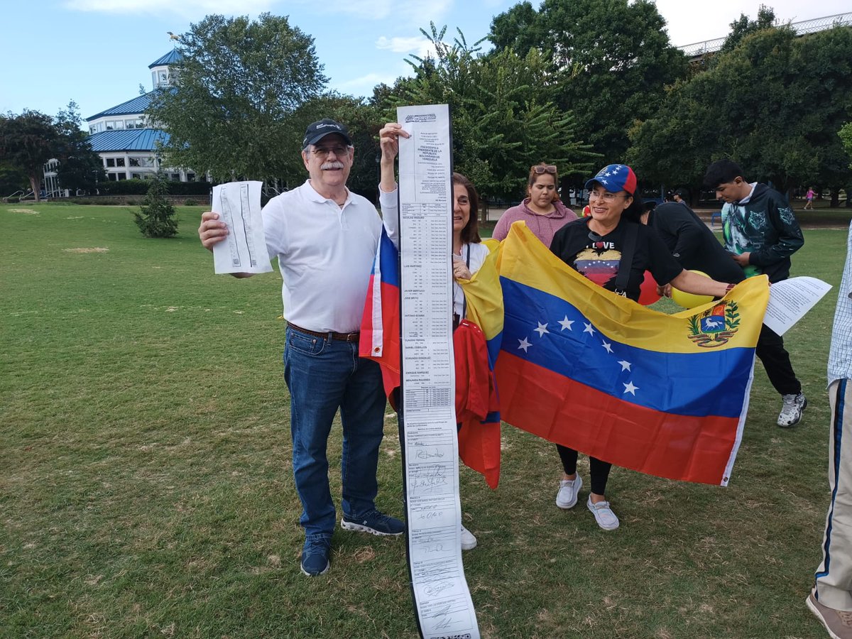 DiaaDiaPa's tweet photo. #MundoDD Vistas de la protesta mundial por la verdad en en Chattanooga, Tennessee. Venezolanos rechazan la dictadura de Maduro. https://t.co/hF38zXd3Co