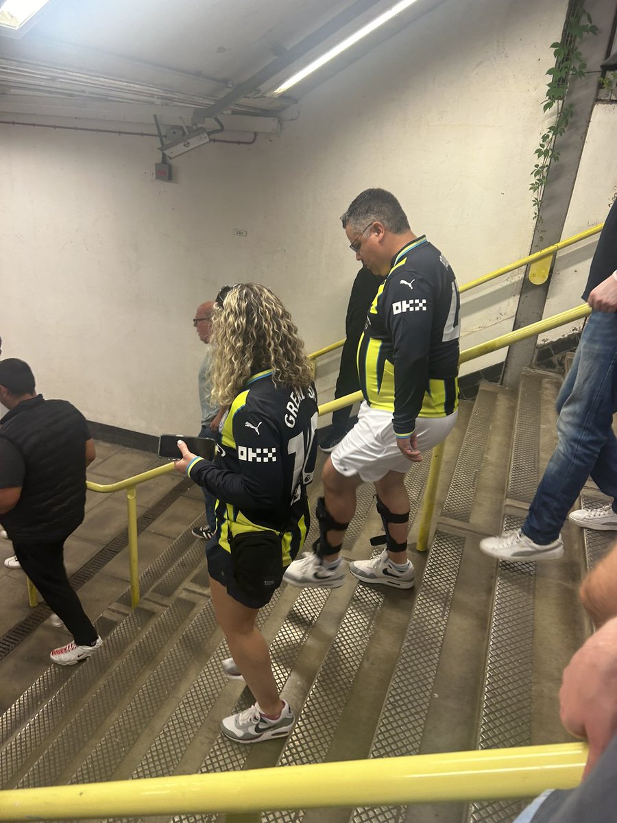 Tomfairbank97's tweet photo. Yer da wear’s shin pads to the footy https://t.co/BA94mdSjlZ
