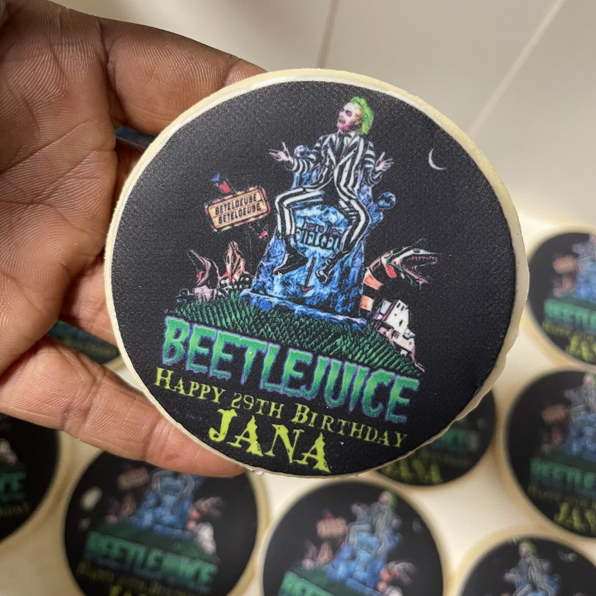 xMJJGangstax's tweet photo. Had a great time with family. Thank you for those who came to celebrate with me. 💚🤍 #leoszn #Beetlejuice #beetlejuicethemusical https://t.co/ckMOySxuP8