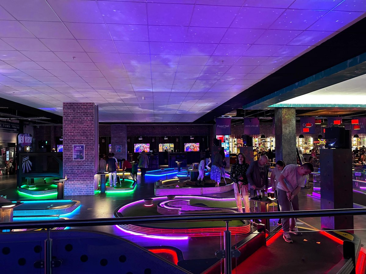 chicakamal's tweet photo. London’s Giant Indoor Playground
There are go-karts, arcades, bowling, a lot of VR games, and street golf.
#weekend #London https://t.co/U2M4Yp3D8a