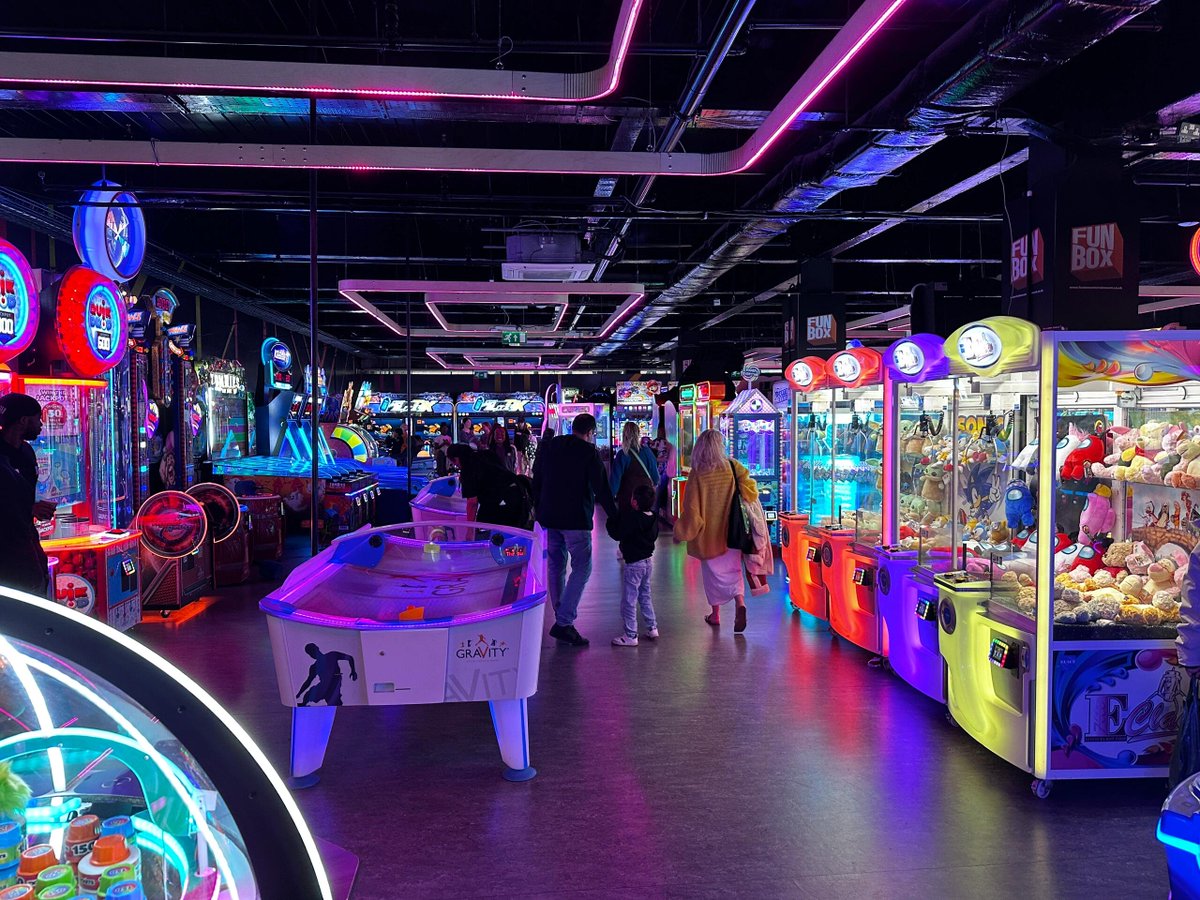 chicakamal's tweet photo. London’s Giant Indoor Playground
There are go-karts, arcades, bowling, a lot of VR games, and street golf.
#weekend #London https://t.co/U2M4Yp3D8a