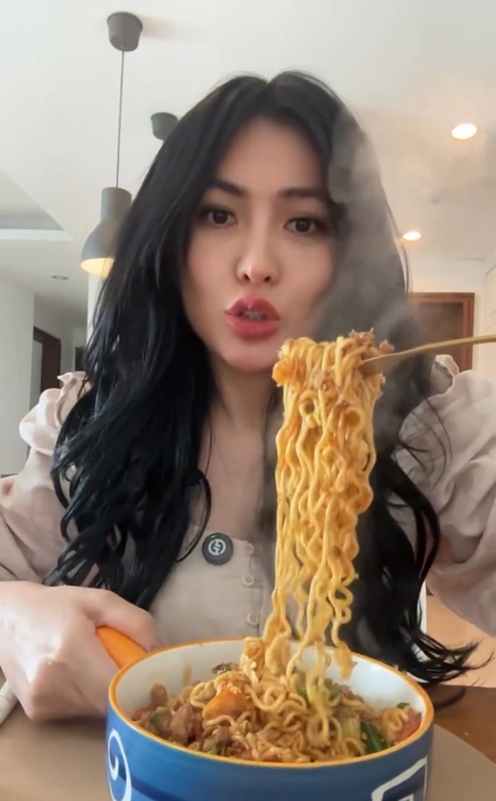 detikfood's tweet photo. #Foto Angela Lee kerap membagikan momen mewah hingga kulineran di Instagram lho, detikers! Mulai dari makan bakso beranak hingga donat🍜🍩
Lihat fotonya di sini!
>> https://t.co/fzzUBTpsb8
Foto: Instagram/angelalee87
#detikfood #angelalee #angelaleeditangkap #kasusangelalee https://t.co/eiplUWUqtX