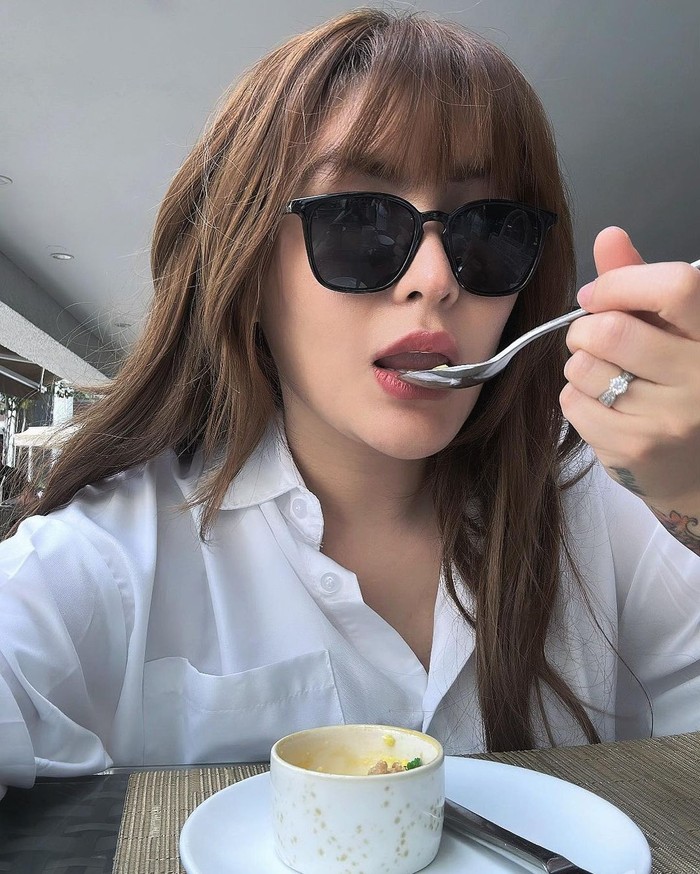 detikfood's tweet photo. #Foto Angela Lee kerap membagikan momen mewah hingga kulineran di Instagram lho, detikers! Mulai dari makan bakso beranak hingga donat🍜🍩
Lihat fotonya di sini!
>> https://t.co/fzzUBTpsb8
Foto: Instagram/angelalee87
#detikfood #angelalee #angelaleeditangkap #kasusangelalee https://t.co/eiplUWUqtX