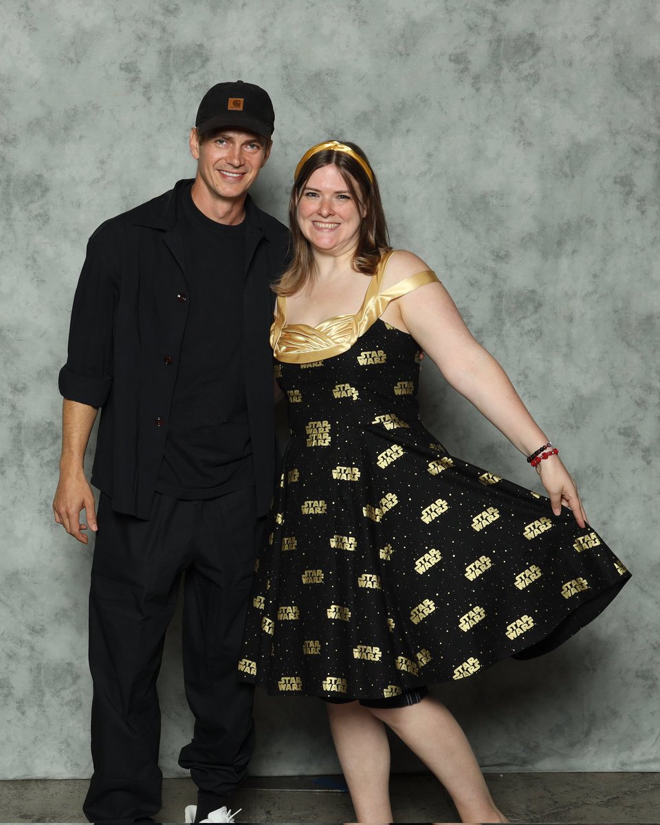 Living my best nerd life at #chicagofanexpo!!! Super elated to meet, hug, and get a photo with Hayden Christensen (Anakin from Star Wars). Dress made by my sister and me. Last weekend before school/work starts again! #starwars #HaydenChristensen #AnakinSkywalker 🥰