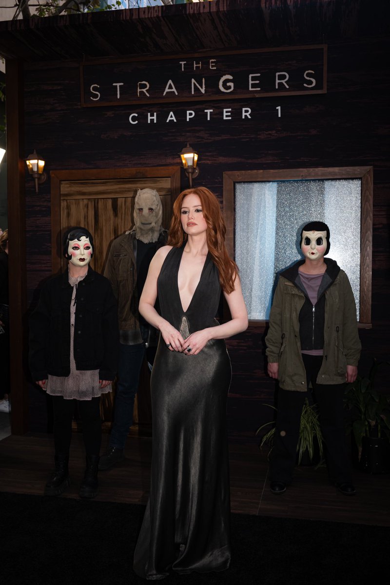 strangers_film's tweet image. Time to slice the cake. Any volunteers? Happy birthday @madelainepetsch 🔪