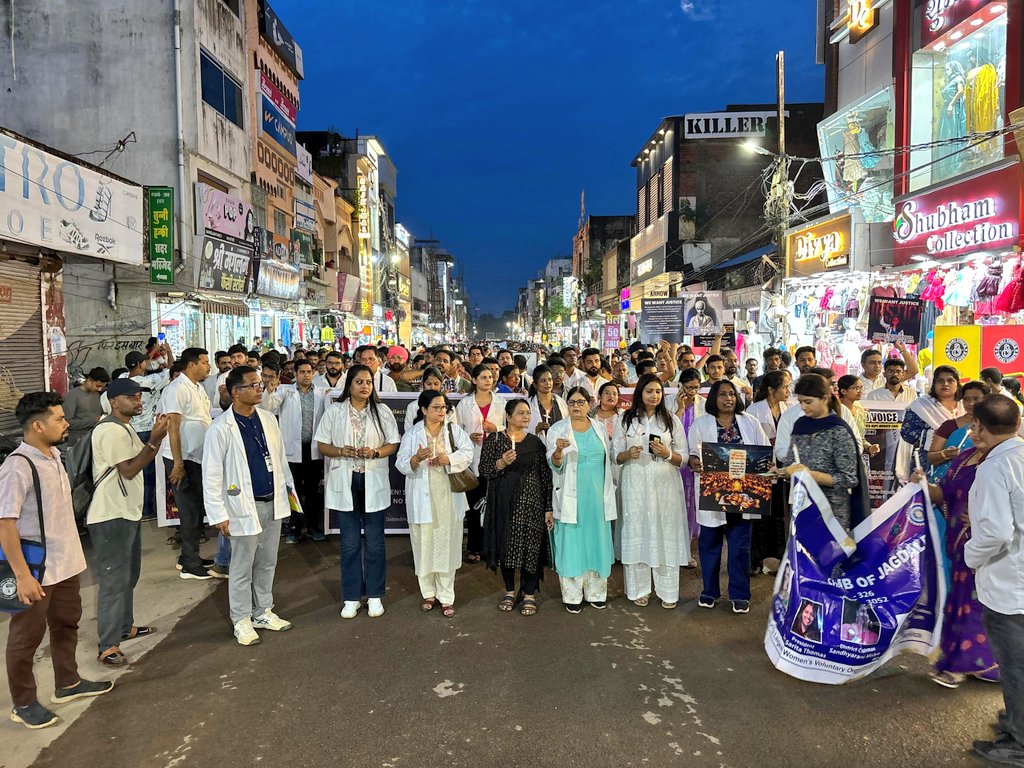 abvpcg's tweet photo. अभाविप बस्तर की जगदलपुर इकाई द्वारा पश्चिम बंगाल में ट्रेनी महिला डॉक्टर के साथ हुए दुष्कर्म की घटना के विरोध में कैंडल मार्च निकाला गया एवं पीड़ित बहन को श्रद्धांजलि अर्पित की गई। 

#WeWantJustice
#KolkataGangRapeCase https://t.co/4i14kUPKFv