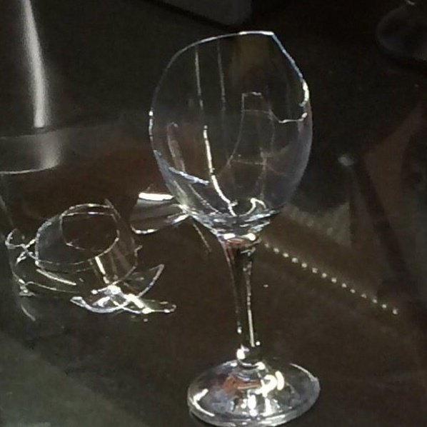 доползти, пока нервишки в рабочем, и на стекле написать хотя бы несколько строчек. и так смешно, смешно шипят во мне витаминки, и я усну в ванной комнате с батареей в обнимку.