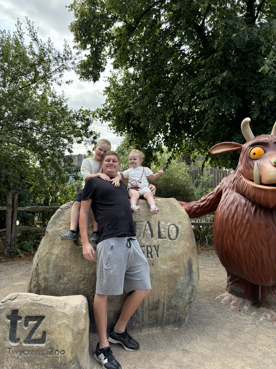 xjadefield's tweet photo. We’ve had the best day at @TwycrossZoo 🐵🦒🐯🦓🦁 https://t.co/1QZw2xUJIi