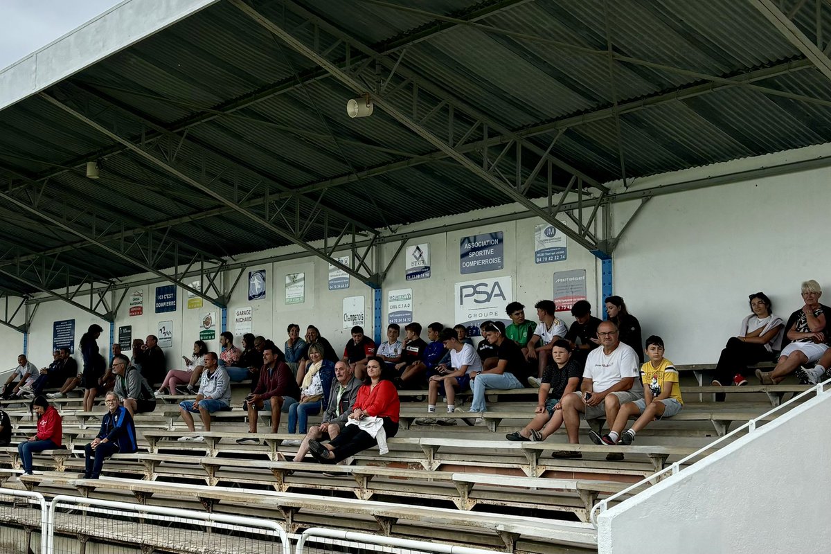 🔵⚪️ Résultat Match Amical ⚪️🔵

Aujourd'hui, l'AS Dompierre a disputé son deuxième match amical contre une belle équipe de l’Espoir Molinetois. 
Le match s'est soldé par une victoire nette de 4-0, avec des buts signés Farid Moraida (2), Gabriel Verge et CSC ✅