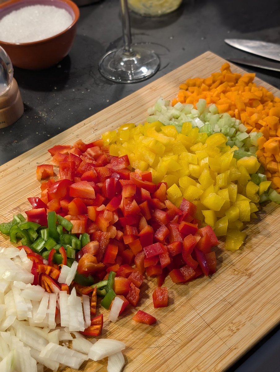 markbwwelford's tweet photo. Relaxing with some food prep and a glass of wine, my happy place! #gaycook #gaydad https://t.co/zwhofWKGHe