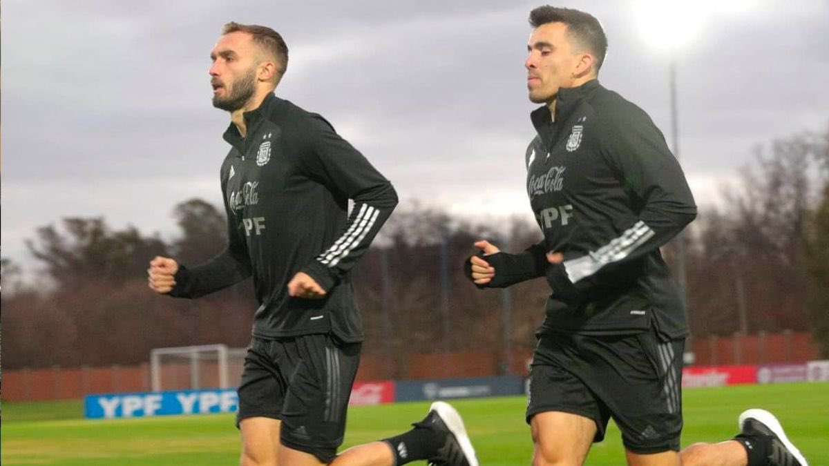 Jujuju PEZZELLA y ACUÑA en <a href="/RiverPlate/">River Plate</a> hermoso Domingo no?
Alta selección esta Formando Napoleon!!