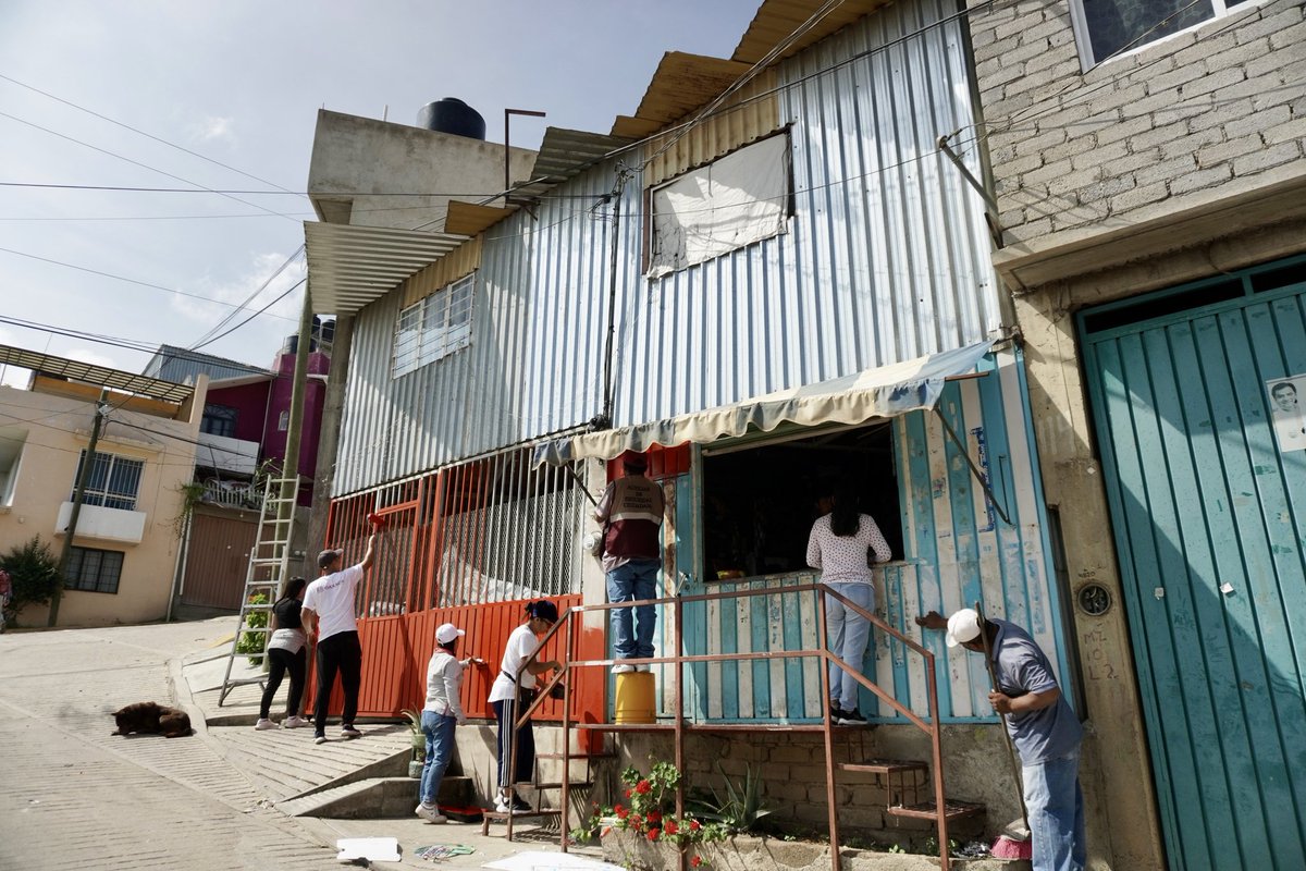 Gracias a la colaboración de personal de <a href="/ViBien_GobOax/">Vivienda Bienestar Oaxaca</a>, <a href="/IFREO_Oax/">IFREO_GobOax</a>, <a href="/CSEIIO_OFICIAL/">CSEIIO</a>, Telebachillerato Comunitario, <a href="/ComSoc_GobOax/">Coordinación de Comunicación Social Gob Oax</a> y la <a href="/defensoria_oax/">Defensoría Pública del Estado de Oaxaca</a> llevamos a cabo un Tequio Fachadas Primavera en la Col. Pintores de Oaxaca de Juárez.