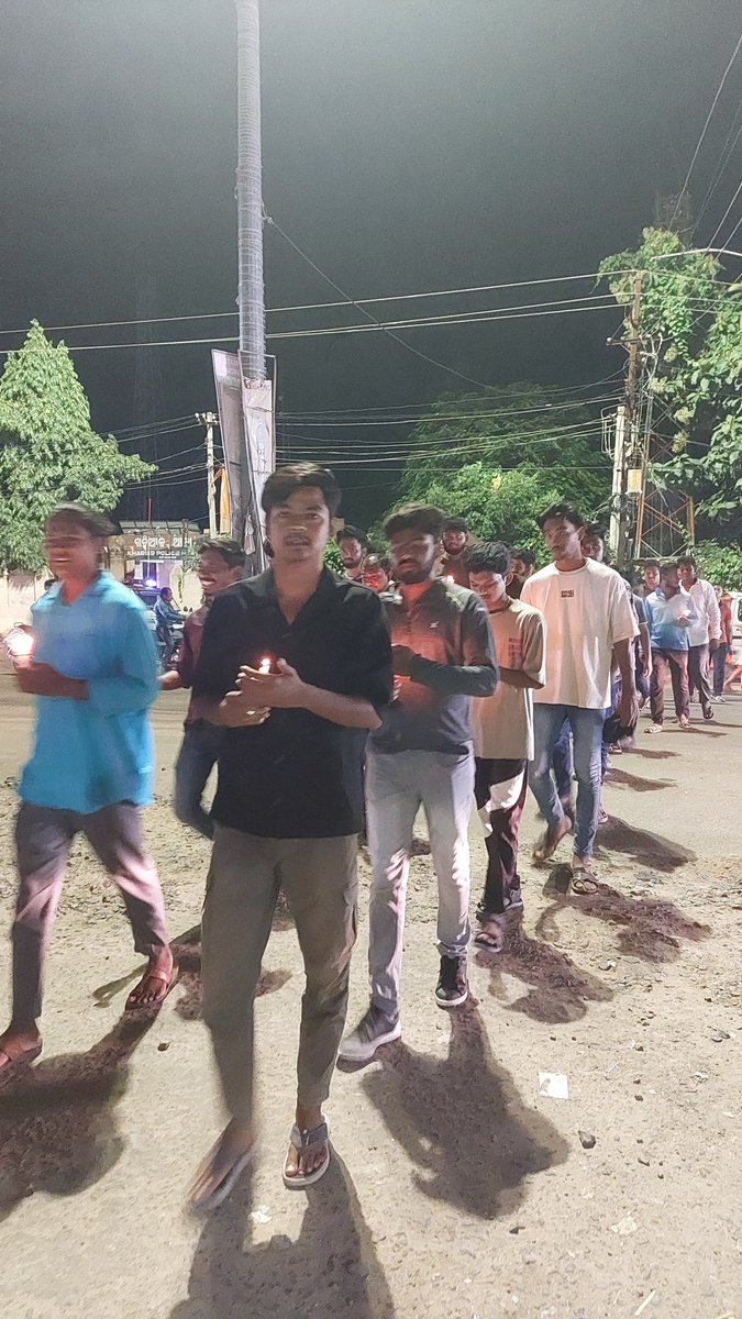aabajdo's tweet photo. Peaceful Candle March in #Khariar 

#JusticeForDoctor  #Nuapada #CandleMarch #WomensRights #Aabaj https://t.co/vnJJeY1iGg