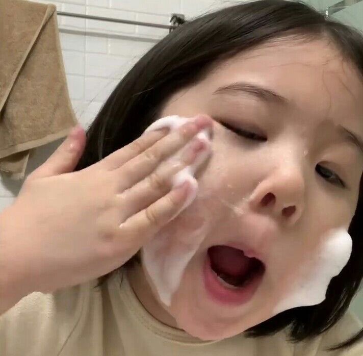 Yo haciéndome el skincare cuando pasé todo el día sin comer, no tome agua y solo dormí 4 horas