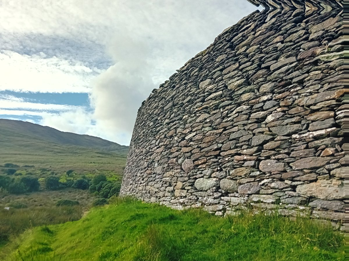 ForasFeasa's tweet image. New video: What is a #ringfort? 
youtu.be/6iwi09smk-Q
#irishhistory #ancient #medieval #history #fort #stone