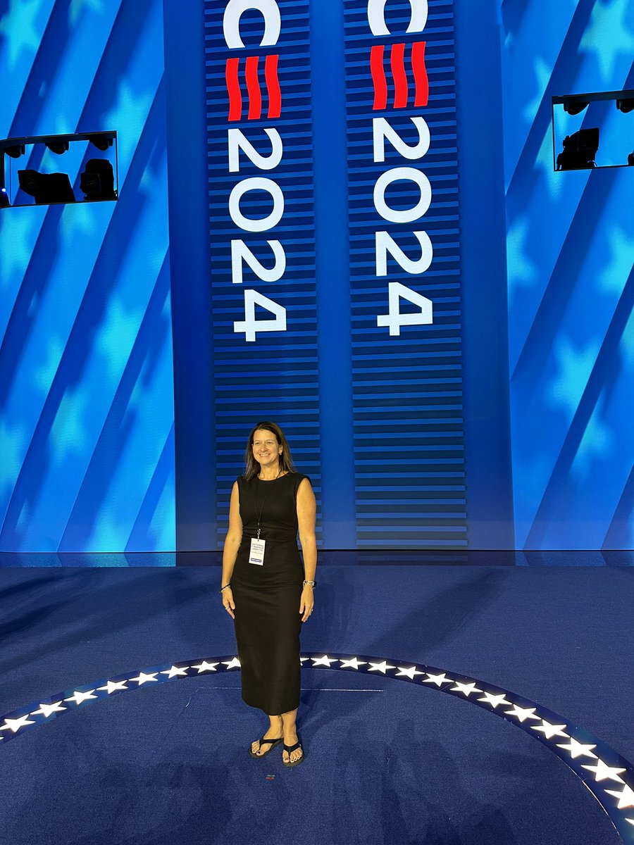 MelindaJPerson's tweet photo. Arrived in #CHICAGO for the @DemConvention and got a preview of the @UnitedCenter set up! Have already met unionists and educators from Colorado, Alabama, North Carolina and Illinois! 🇺🇸 @nysut @AFTunion @NEAToday @ieanea https://t.co/DRfo8uaPxO