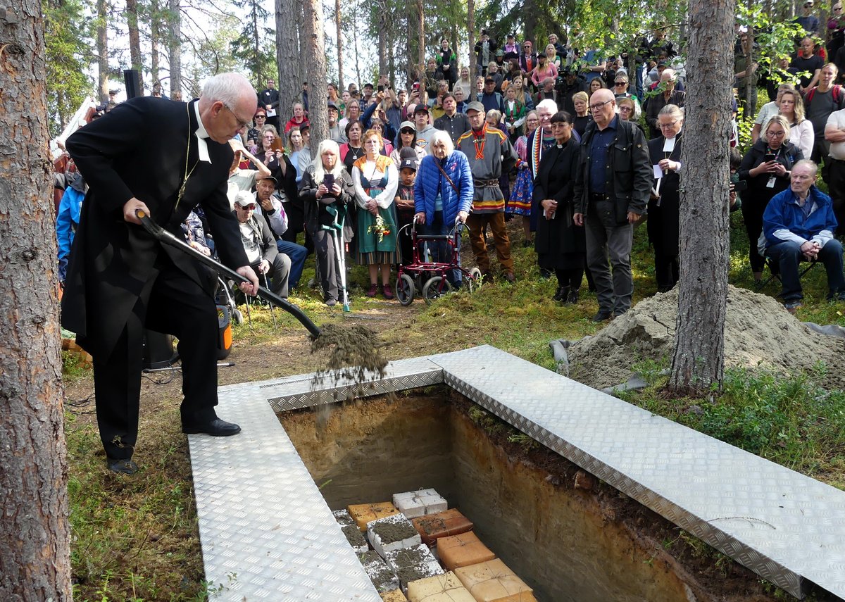 svenskhistoria's tweet photo. I dag återbegravdes 23 kranier vid en historisk ceremoni på Akamella ödekyrkogård vid den finska gränsen. Det var första gången kvarlevor som berör den meänkielitalande befolkningen återbördades. https://t.co/0euLbmuyWt #svhist https://t.co/UTGsjBjIKD