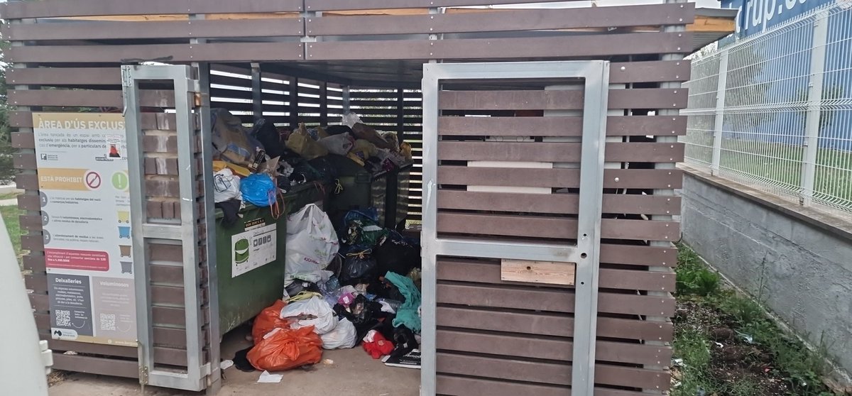 RamonPrat's tweet photo. Qui gestiona manteniment punts per recollida d'escombraries per habitatges disseminats com el del polígon?
Fa mooolts dies que hi ha portes obertes i això és can pixa!!! @ccbergueda @AjuntamentBerga https://t.co/11ySv041cN
