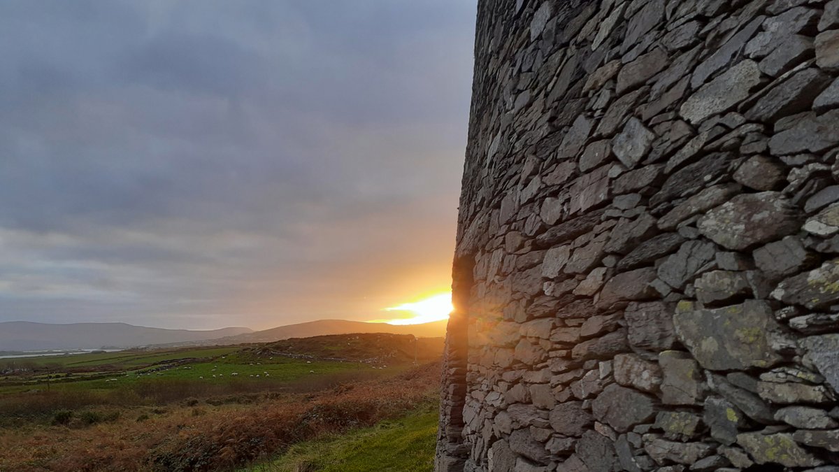ForasFeasa's tweet image. New video: What is a #ringfort? 
youtu.be/6iwi09smk-Q
#irishhistory #ancient #medieval #history #fort #stone