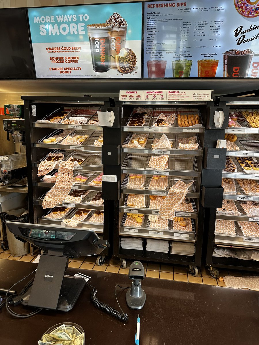 Davewars_dreads's tweet photo. @dunkindonuts this is your north cape May NJ store at approximately 10:30am on Saturday 8/17. I love Dunkin but this location needs help. https://t.co/LFhkbRIzsU