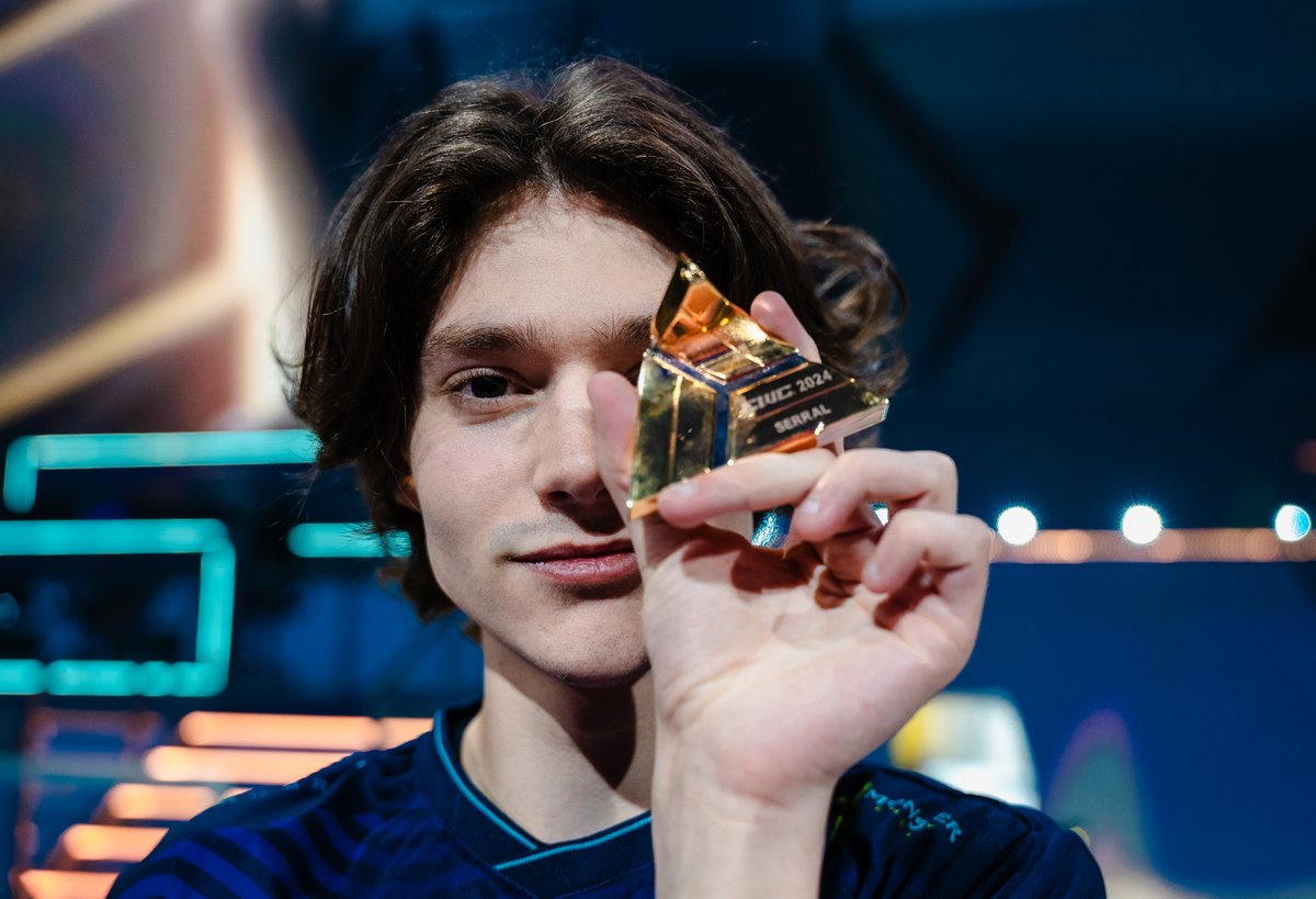EWC_EN's tweet photo. It seems @Clem_sc2 has chosen the Keys that are going in the StarCraft II trophy 😎 https://t.co/ZfC1EScPCz
