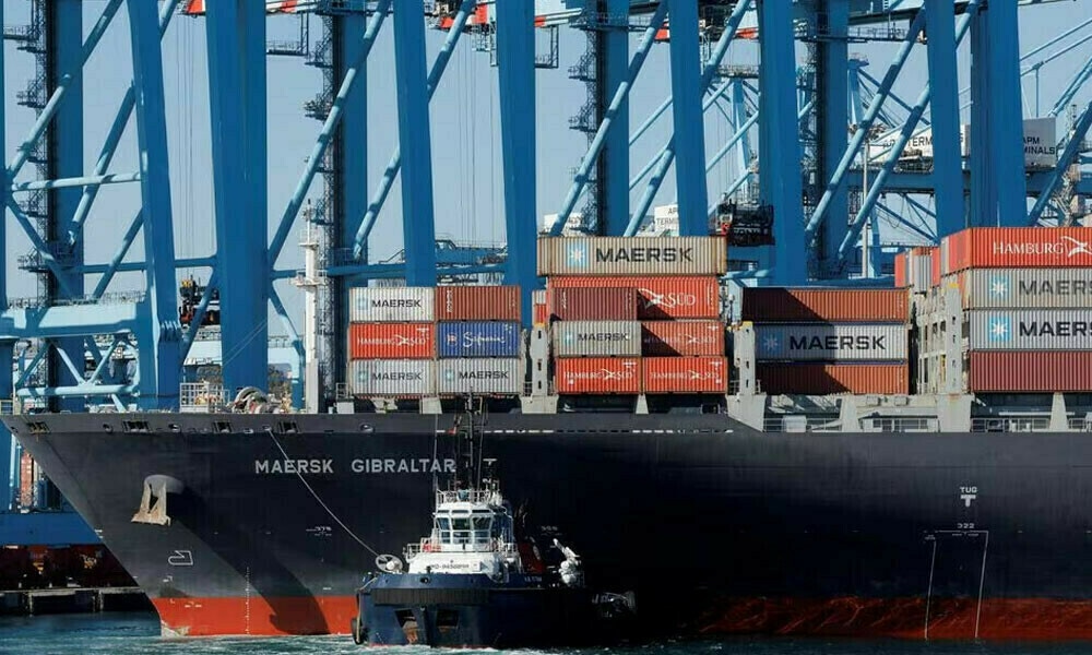 EconOptimistPK's tweet image. 🚨🚢 Exciting news! Minister for Maritime Affairs Qaiser Ahmed Sheikh announced that Maersk will invest $2 billion in Pakistan&apos;s port &amp;amp; transport infrastructure over the next two years, boosting the economy and enhancing exports. 

#Pakistan #Economy #MaritimeDevelopment