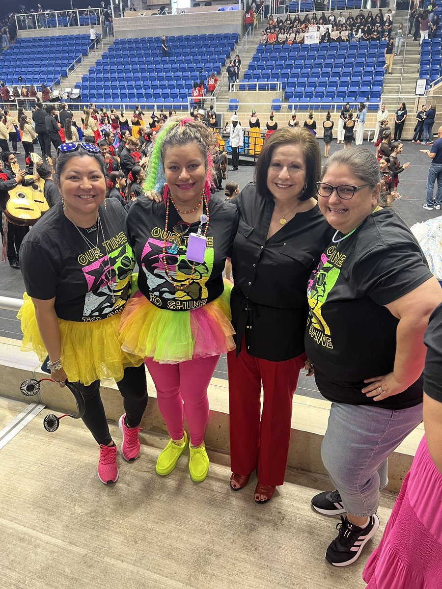 KubackiMaritza's tweet photo. What a great back to school week from convocation to meet the teacher night it was amazing to see staff, families, students, and we are ready to shine bright! 
@NISD @NISDMoraES @CarolHarle1 https://t.co/nP0rSmyqiQ