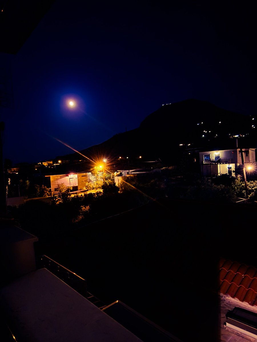 neraidaki_afou's tweet photo. Και είναι κάτι νύχτες σαν αυτή 
που το ολόγιομο φεγγάρι 
είναι πιο δυνατό από μένα 
και φωτίζει όλα αυτά που θέλω 
να κρατήσω κρυμμένα στο σκοτάδι 
του μυαλού μου.. 

#myhashtag_is 🫰🌕
#is_my📷 https://t.co/9h6TPCDmsj