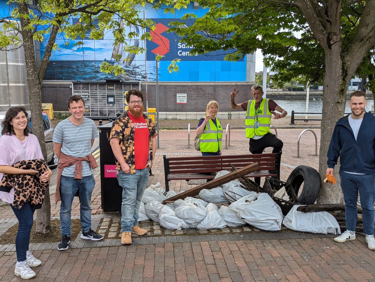 QuaysLabour's tweet photo. Thanks to local residents, @salfordcleanup and Cllrs Jake Rowland and Rosie Wain for helping to #CleanUpTheQuays this morning outside the Watersports Centre @SalfordWSC — fantastic effort all round! 👏🚮🦢🦆 https://t.co/7s4bQ102KI
