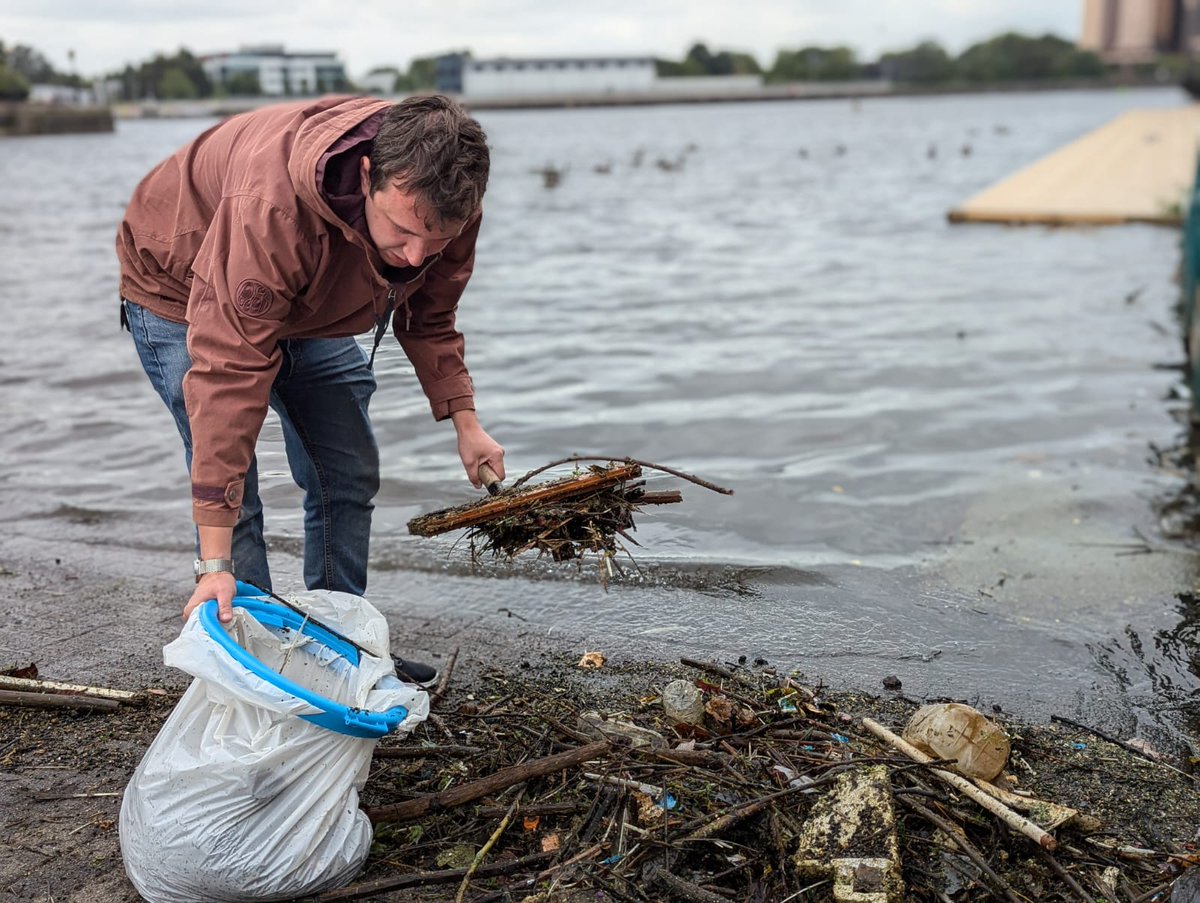QuaysLabour's tweet photo. Thanks to local residents, @salfordcleanup and Cllrs Jake Rowland and Rosie Wain for helping to #CleanUpTheQuays this morning outside the Watersports Centre @SalfordWSC — fantastic effort all round! 👏🚮🦢🦆 https://t.co/7s4bQ102KI