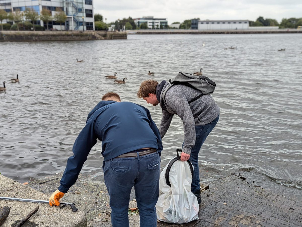 QuaysLabour's tweet photo. Thanks to local residents, @salfordcleanup and Cllrs Jake Rowland and Rosie Wain for helping to #CleanUpTheQuays this morning outside the Watersports Centre @SalfordWSC — fantastic effort all round! 👏🚮🦢🦆 https://t.co/7s4bQ102KI