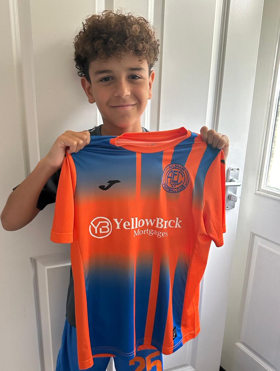 Last of the new ✍️ in the building, Harley. Operating on the LW this young man has bags of pace with a footballing brain to go with it. Already showing in pre season what he’s all about with the jump up to 11 aside. Tricky, strong and slotting in with his new team 💪🏼🔵🟠