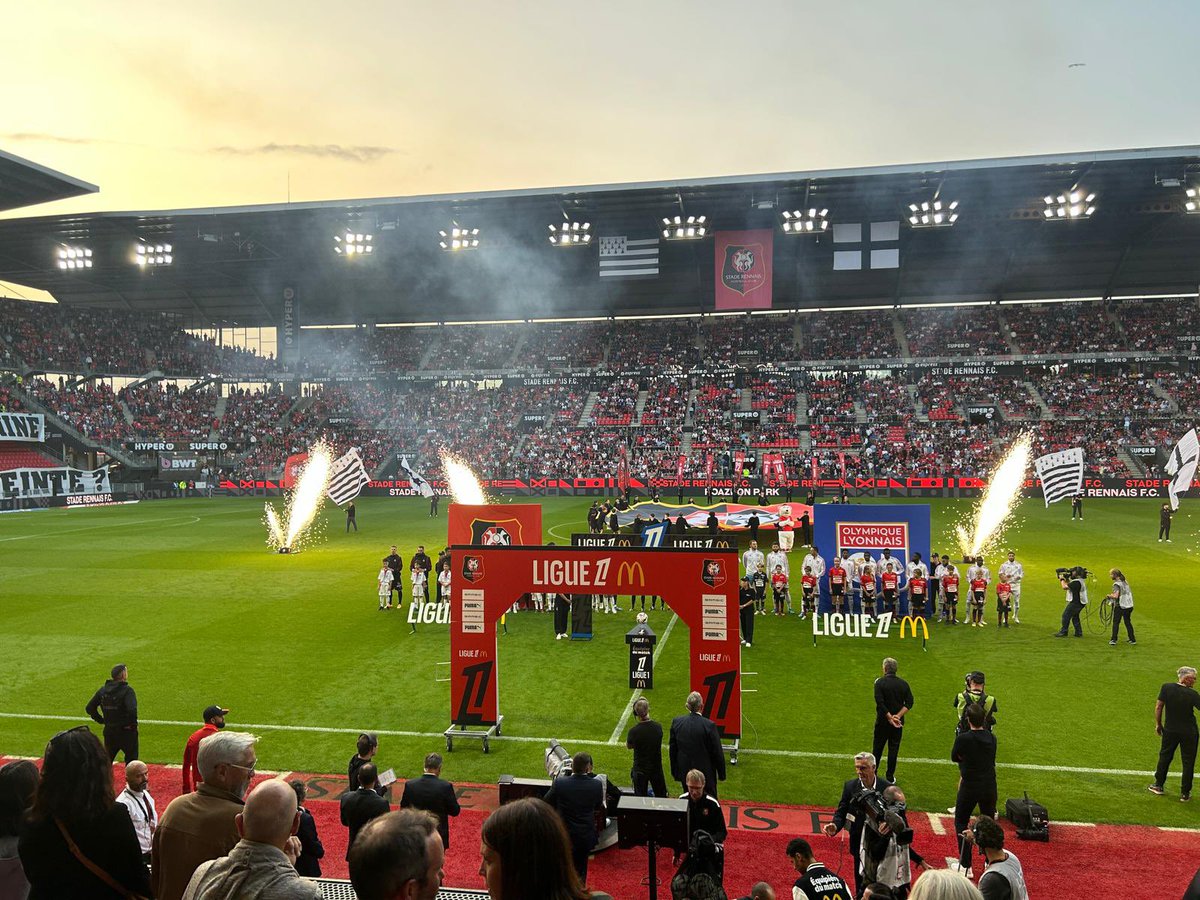 nathalieappere's tweet photo. Ravie de retrouver le Roazhon Park ce soir pour le premier match de la saison du @staderennais ! Allez les #RougeEtNoir 🔴⚫️
#SFRCOL https://t.co/dCIZTXcUFp