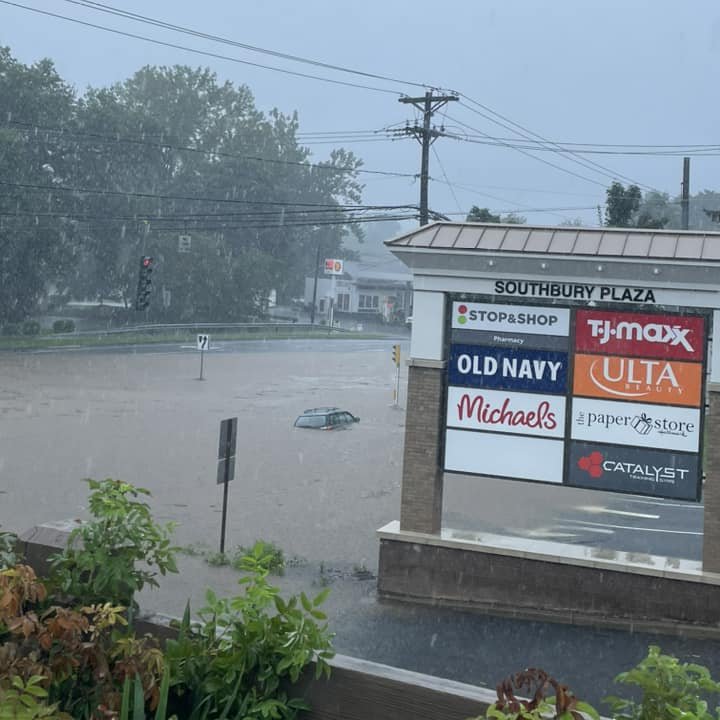 RyanBretonWX's tweet photo. Main Street in Southbury... a FLASH FLOOD EMERGENCY has been issued until 6 p.m. including Waterbury, Danbury, Shelton, Redding, Middlebury, Oxford and surrounding towns.
📸: Andrew Partridge https://t.co/qgQup83r3h