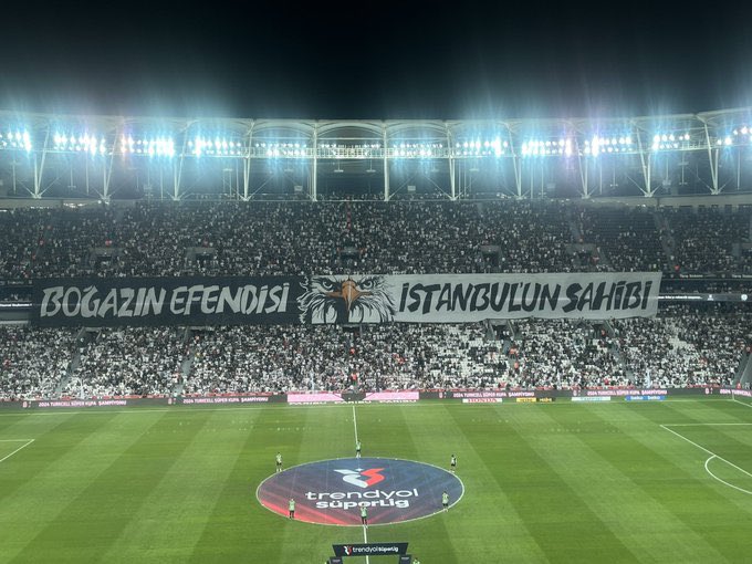 pusholder's tweet photo. Beşiktaş tribünleri: “Boğazın efendisi, İstanbul’un sahibi.” https://t.co/Tf2zaBYQz5