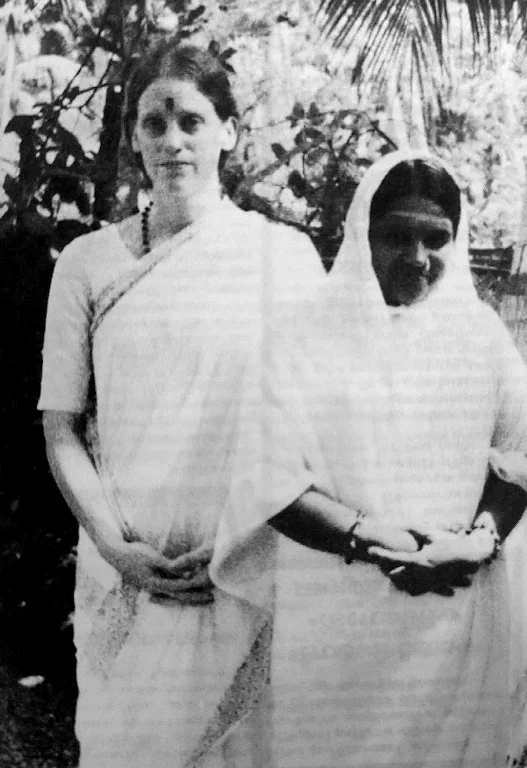 thecaravanindia's tweet photo. Gail Tredwell and Amritanandamayi. Tredwell accused the godmother, among other things, of physical abuse.

Tredwell alleges getting slapped and kicked for reasons ranging from a mistake in the kitchen to getting distracted while massaging her feet.
https://t.co/s6AyXQiLYd https://t.co/MOGmQs8Fco