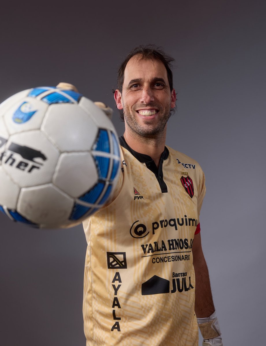 OficialCAJ's tweet photo. 𝐒𝐀𝐍 𝐏𝐀𝐁𝐋𝐎𝐎𝐎𝐎𝐎

@CHUMBERITA atajó el penal y el partido sigue igualado. https://t.co/1gi5EZgNmN
